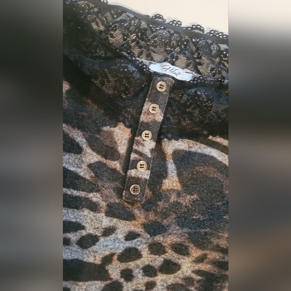 Women's Top - Picture 2 of 3